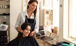 hajpótlás vagy paróka konzultáció a fodrásszal